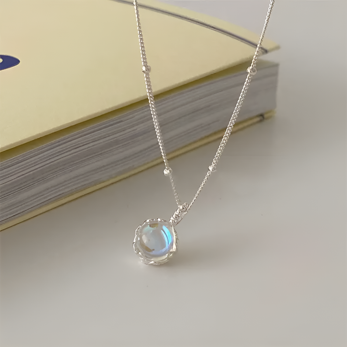 Collier pendentif rond en pierre de lune