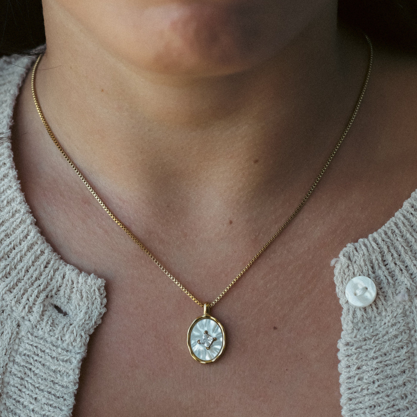 AURORA – Collier Élégant en Acier Inoxydable Doré