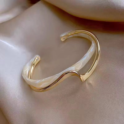 Élégance Dorée – Bracelet Opale Blanche