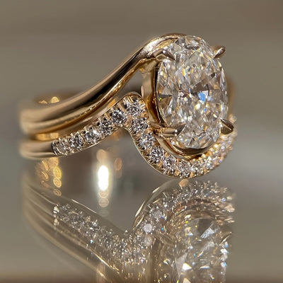 Bagues en or 18K (2) portées en harmonie