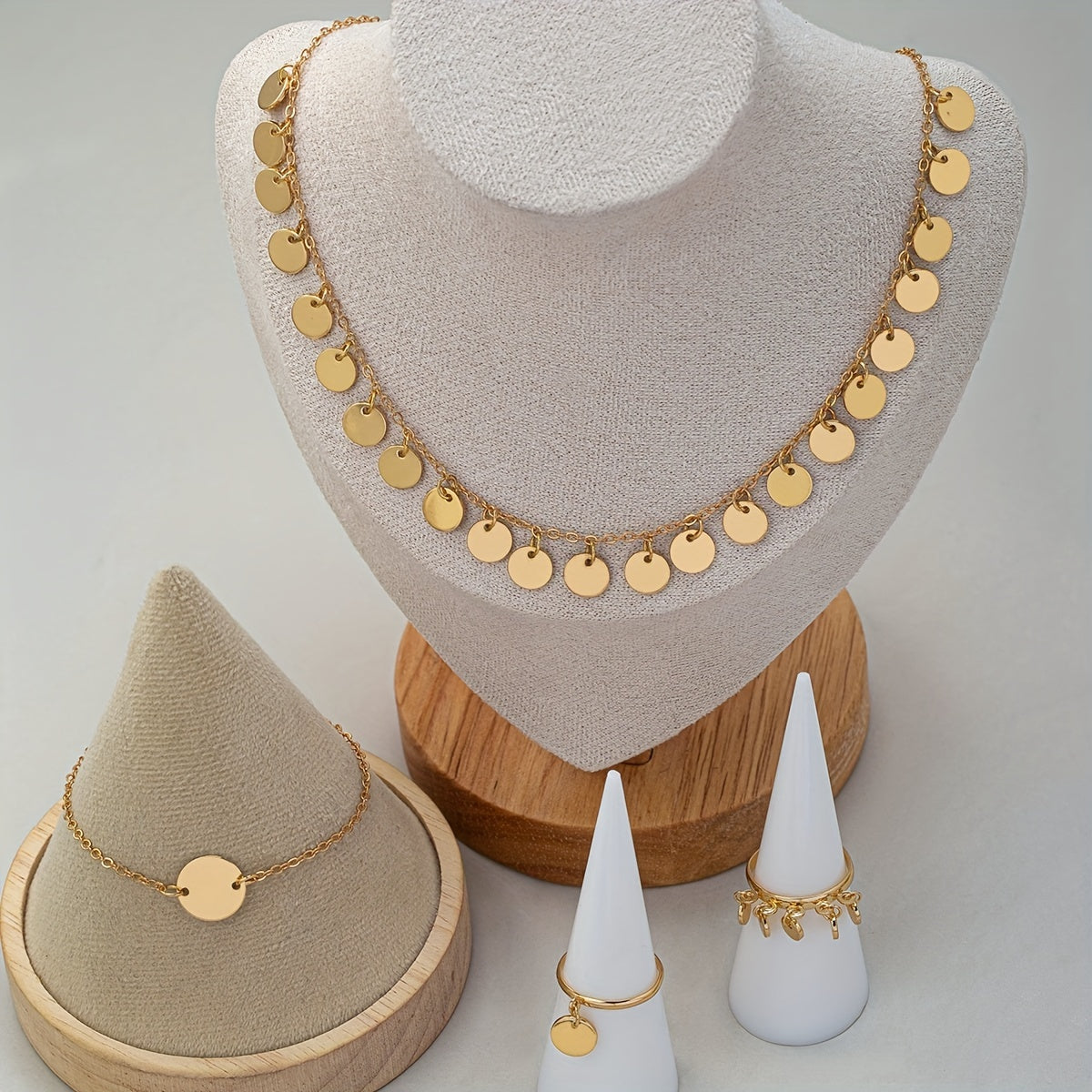 Parure collier, bracelet et 2 bagues en or 18K avec pendentifs dorés