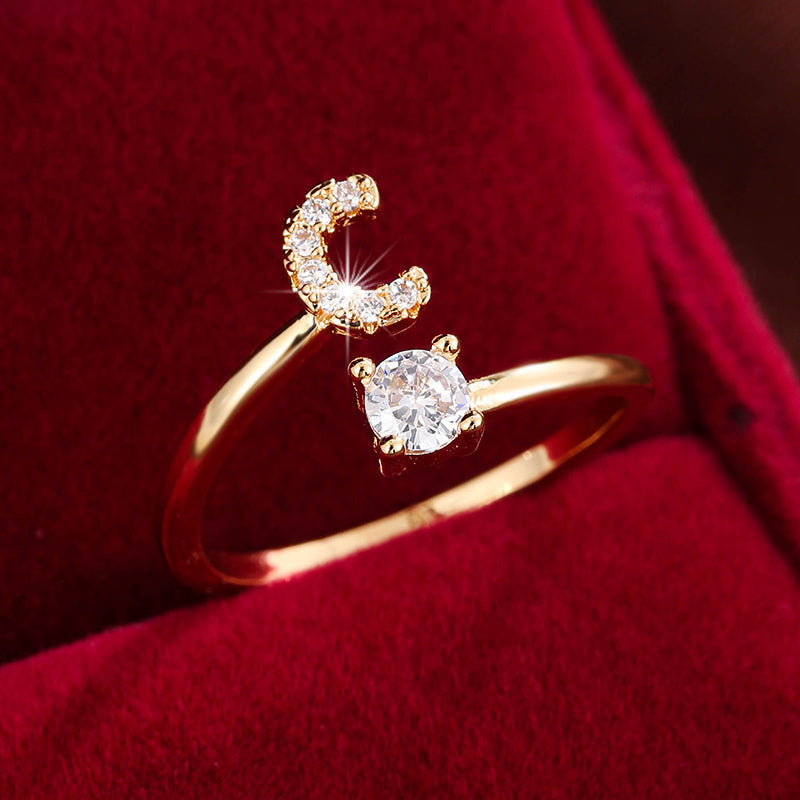 Bague initiale personnalisée en zircons scintillants