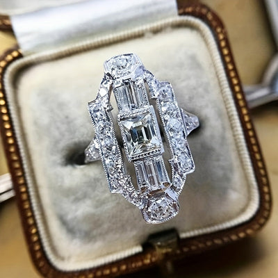 Bague design royal français avec plusieurs pierres précieuses
