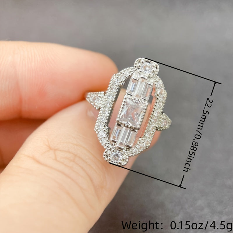Bague design royal français avec plusieurs pierres précieuses