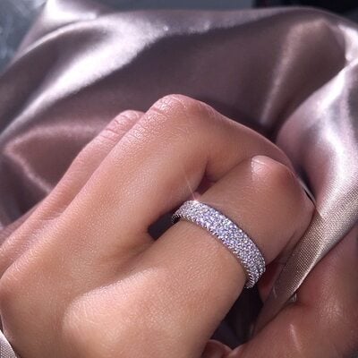 Bague en argent pur .925 avec de magnifiques diamants indiscernables du vrai