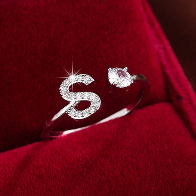 Bague initiale personnalisée en zircons scintillants