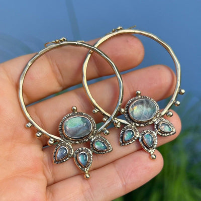 🇫🇷 Boucles d’oreilles pendantes Lotus avec pierres de lune bleues