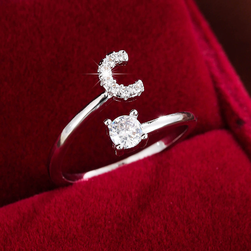 Bague initiale personnalisée en zircons scintillants