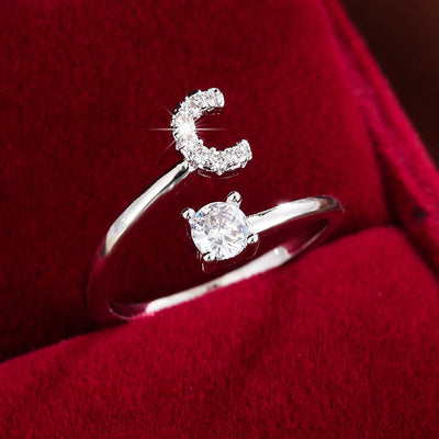Bague initiale personnalisée en zircons scintillants
