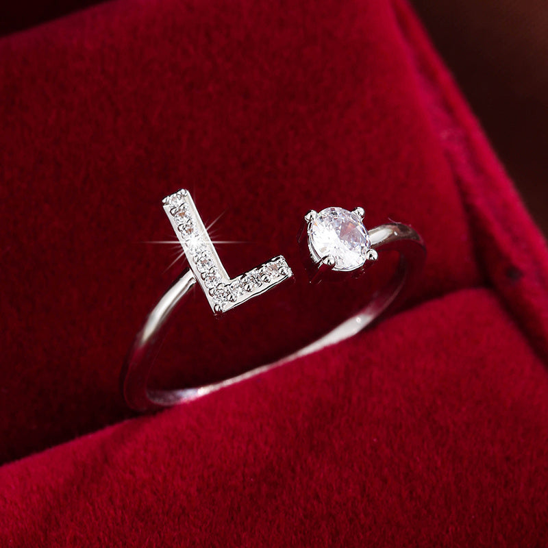 Bague initiale personnalisée en zircons scintillants