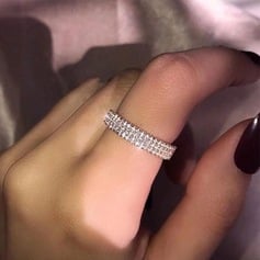 Bague en argent pur .925 avec de magnifiques diamants indiscernables du vrai