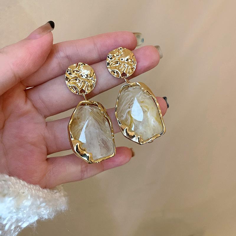 Boucles d’oreilles faites main avec une grande pierre de lune