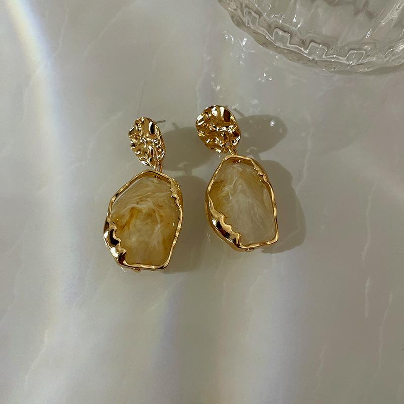 Boucles d’oreilles faites main avec une grande pierre de lune