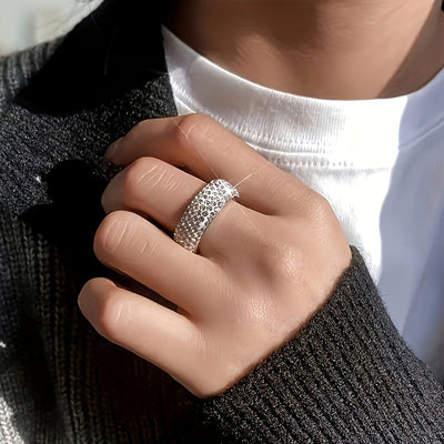 Bague en titane avec diamants indiscernables du vrai