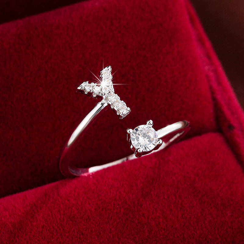 Bague initiale personnalisée en zircons scintillants