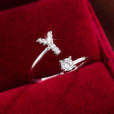 Bague initiale personnalisée en zircons scintillants