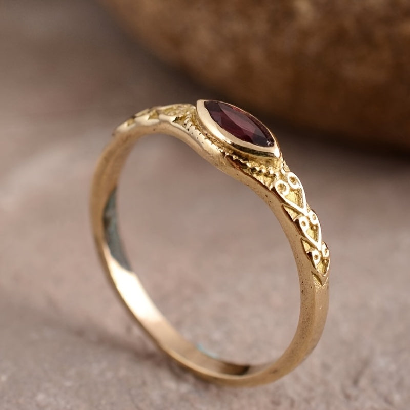 Bague embossée design français en vieil or avec rubis rouge foncé