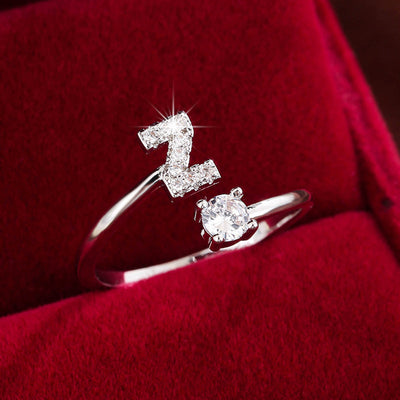 Bague initiale personnalisée en zircons scintillants