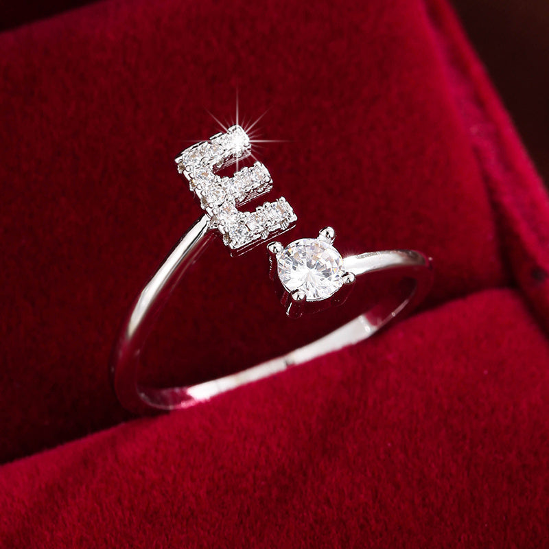 Bague initiale personnalisée en zircons scintillants
