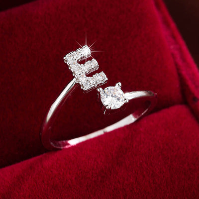 Bague initiale personnalisée en zircons scintillants