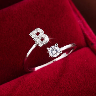 Bague initiale personnalisée en zircons scintillants