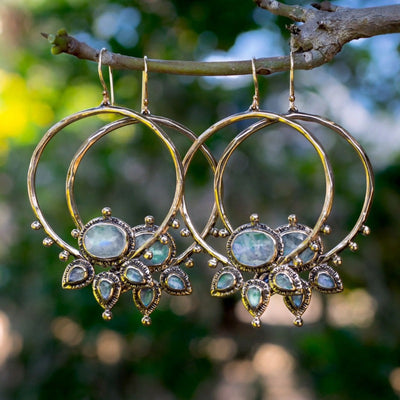 🇫🇷 Boucles d’oreilles pendantes Lotus avec pierres de lune bleues