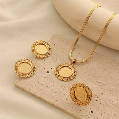 Ensemble élégant 3 pièces – Collier, bague et boucles d’oreilles motif médaille