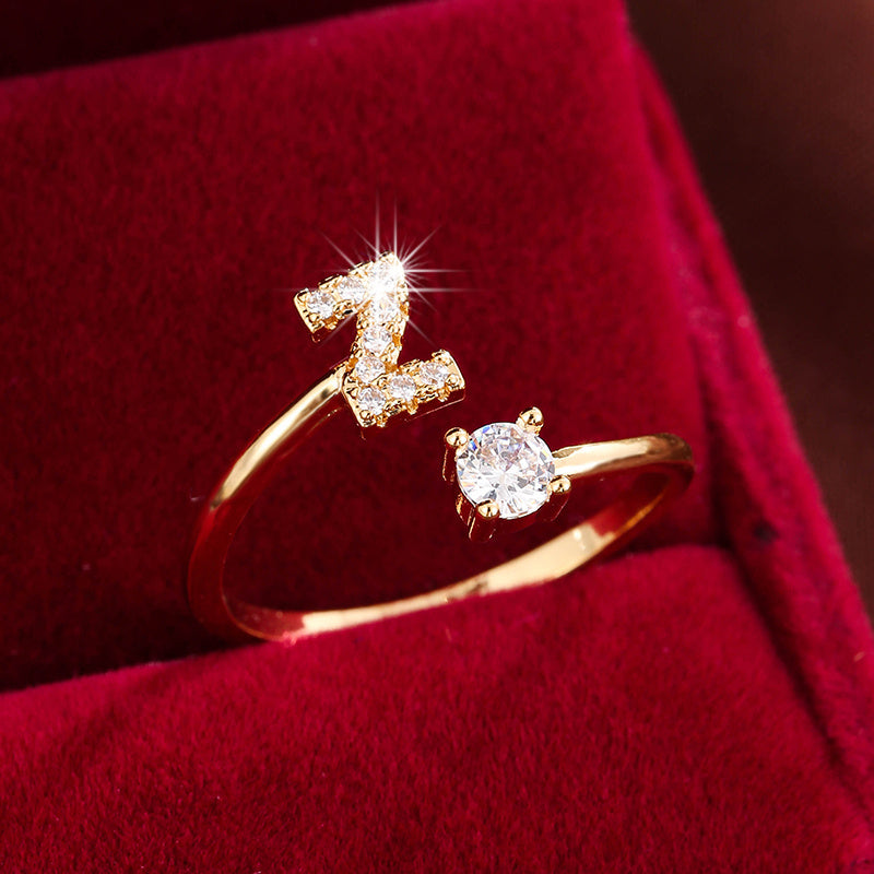 Bague initiale personnalisée en zircons scintillants