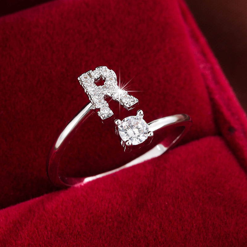 Bague initiale personnalisée en zircons scintillants