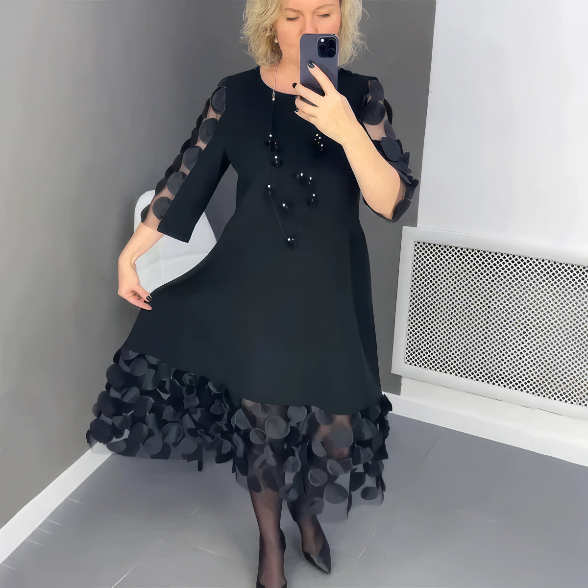 Robe longue fluide avec embellissements élégants