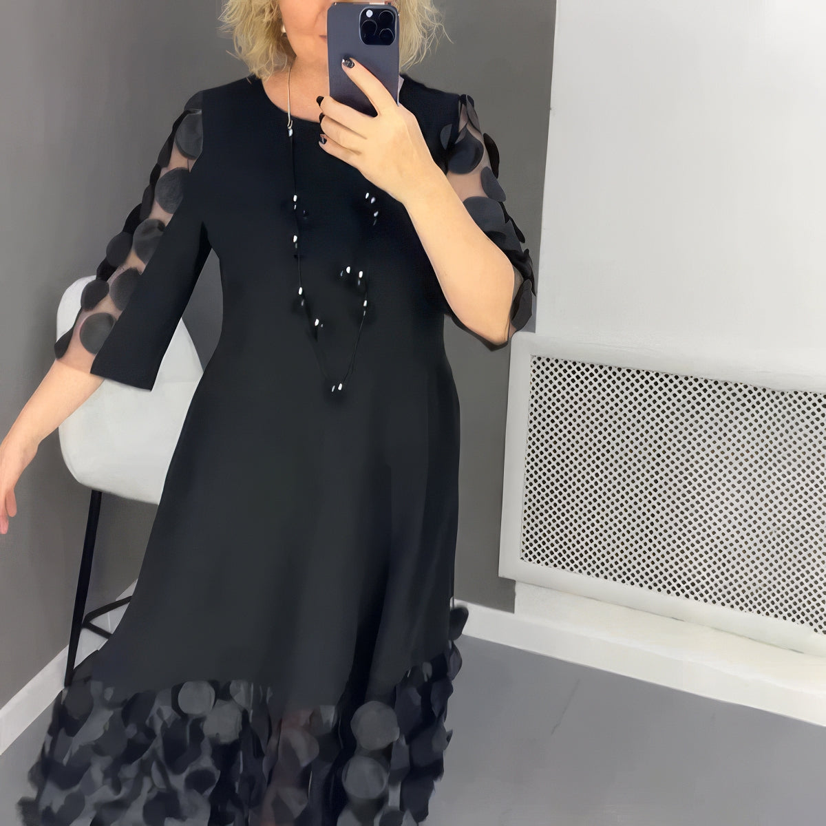 Robe longue fluide avec embellissements élégants