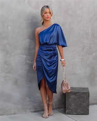 Arina | Robe en satin à épaule unique au design élégant et chic pour femmes