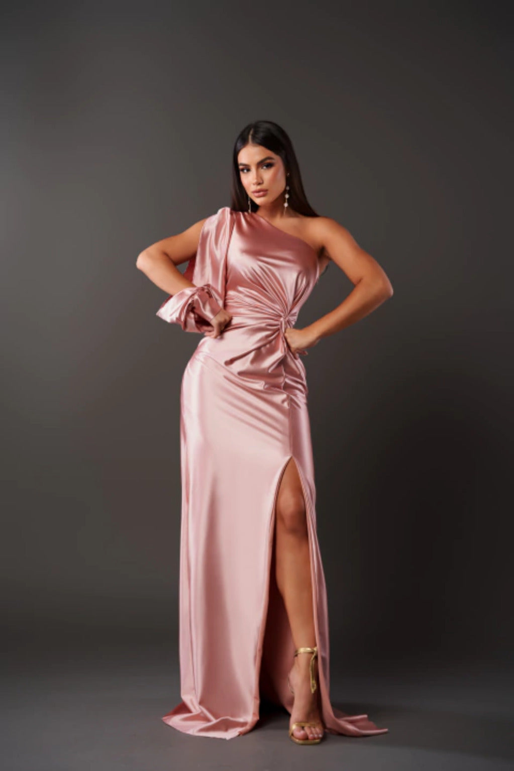 Élise - Robe en satin élégante à une épaule avec fente latérale