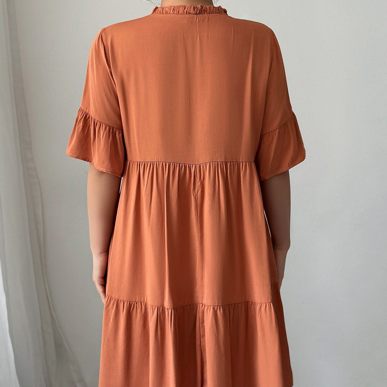 Robe courte pour femme en coton avec encolure volantée et style évasé - Ariana