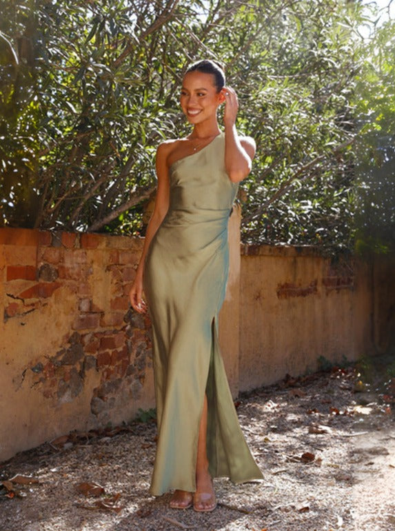 Seraphina | Robe Longue Satinée Asymétrique avec Fente Élégante