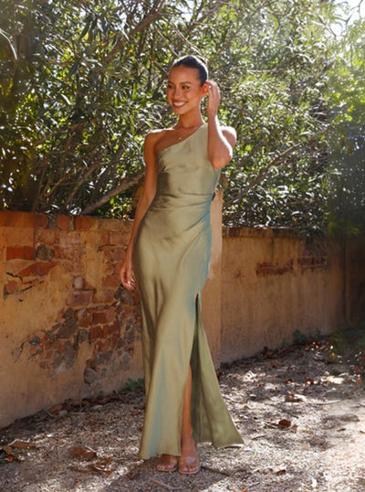 Seraphina | Robe Longue Satinée Asymétrique avec Fente Élégante