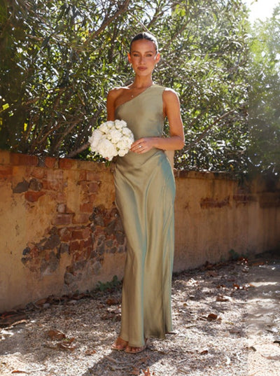 Seraphina | Robe Longue Satinée Asymétrique avec Fente Élégante