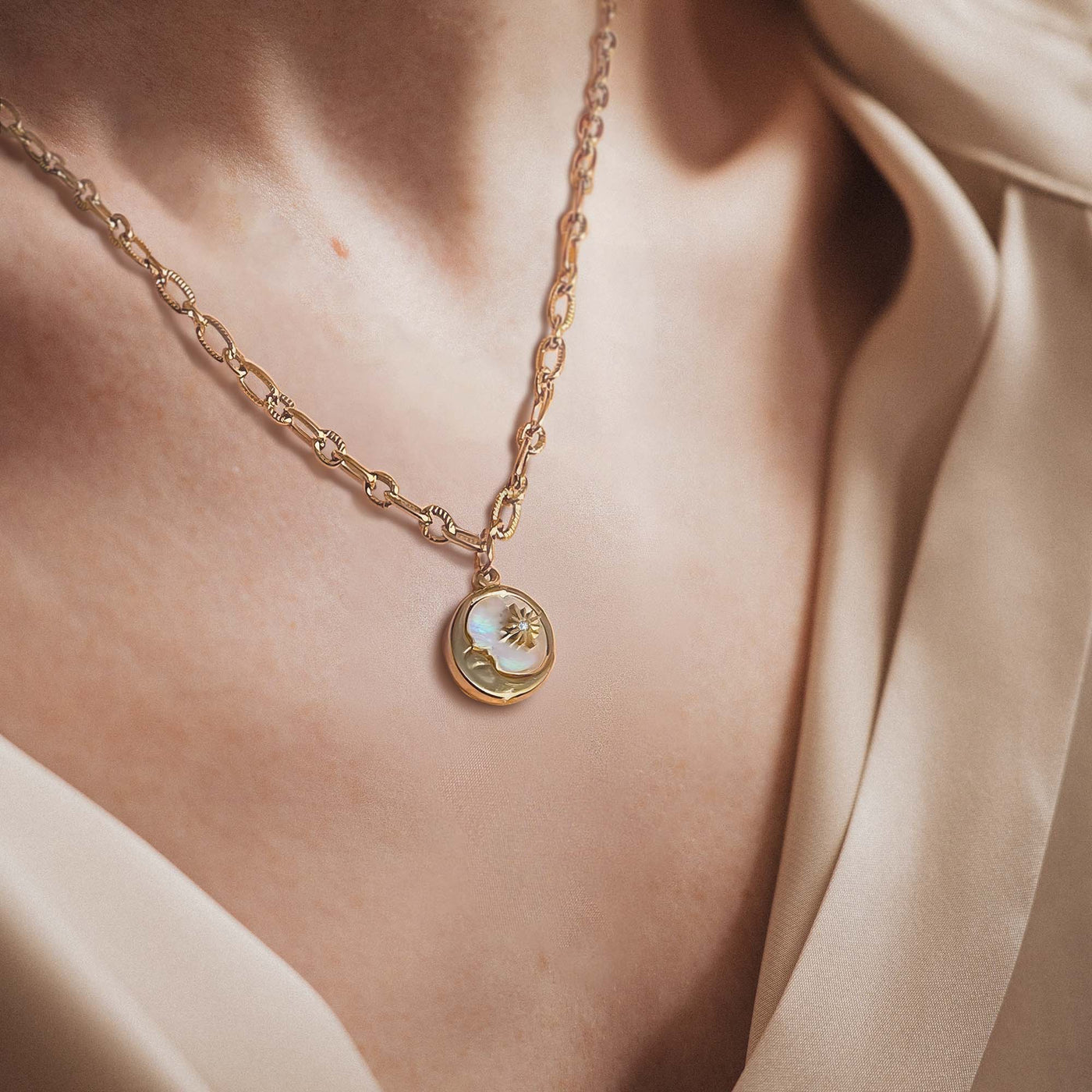Collier Soleil & Lune en nacre – Harmonie et énergie