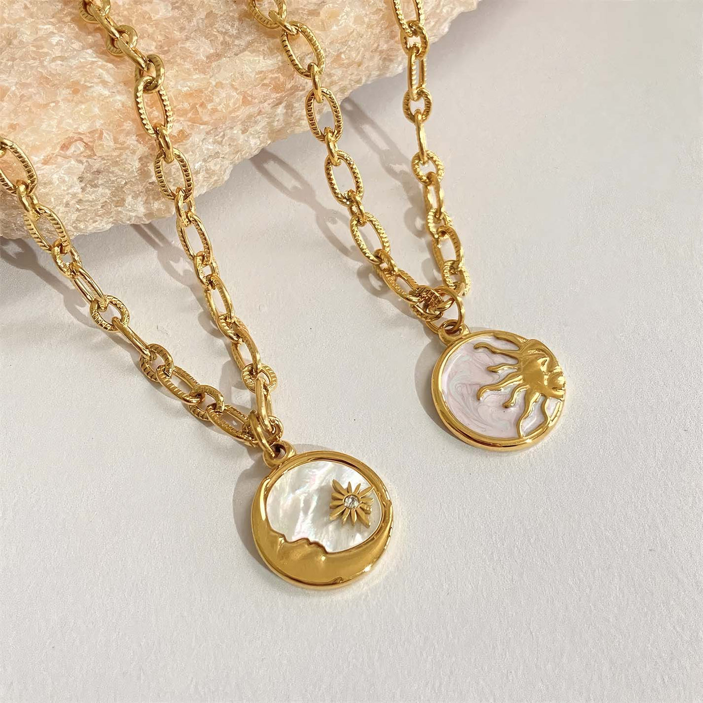 Collier Soleil & Lune en nacre – Harmonie et énergie