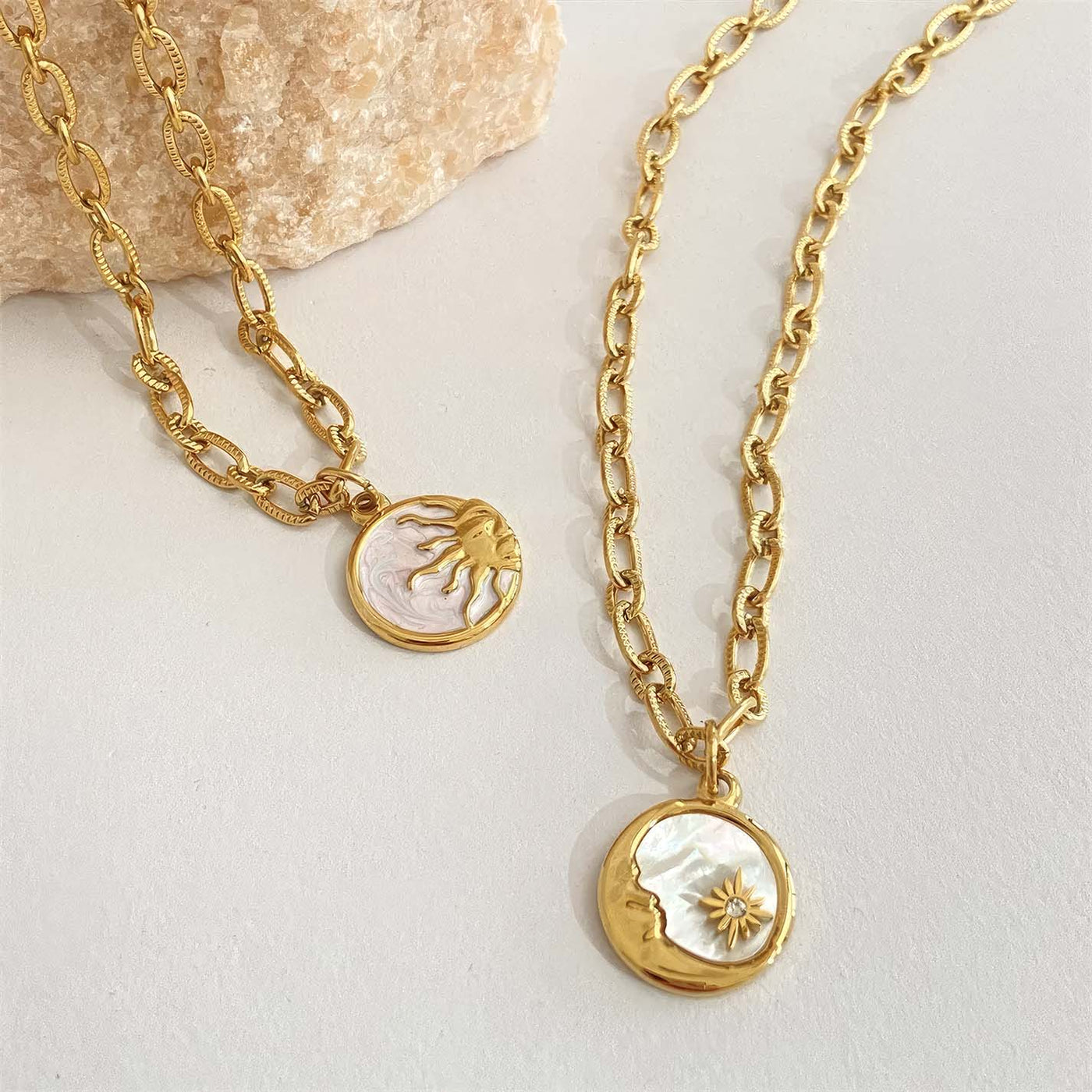 Collier Soleil & Lune en nacre – Harmonie et énergie